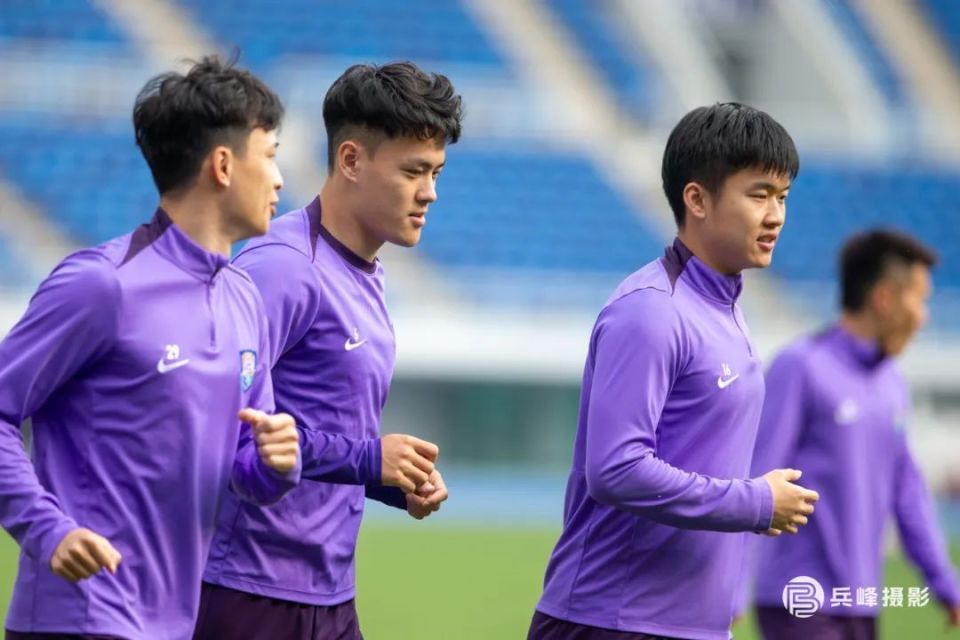 滑铁卢主场大胜，球队士气正盛的简单介绍