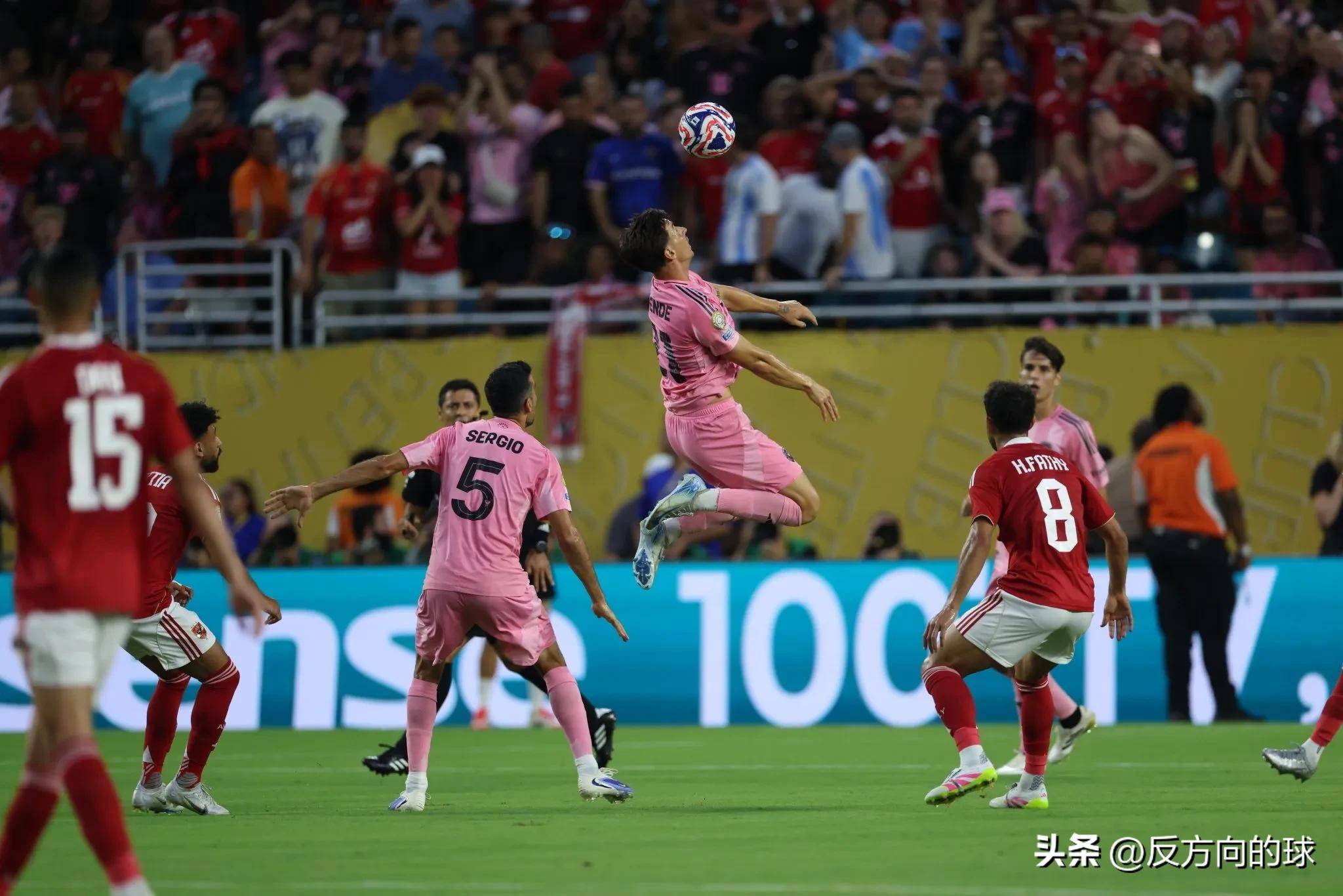 苏格兰队在国际足球联赛中迎战强敌