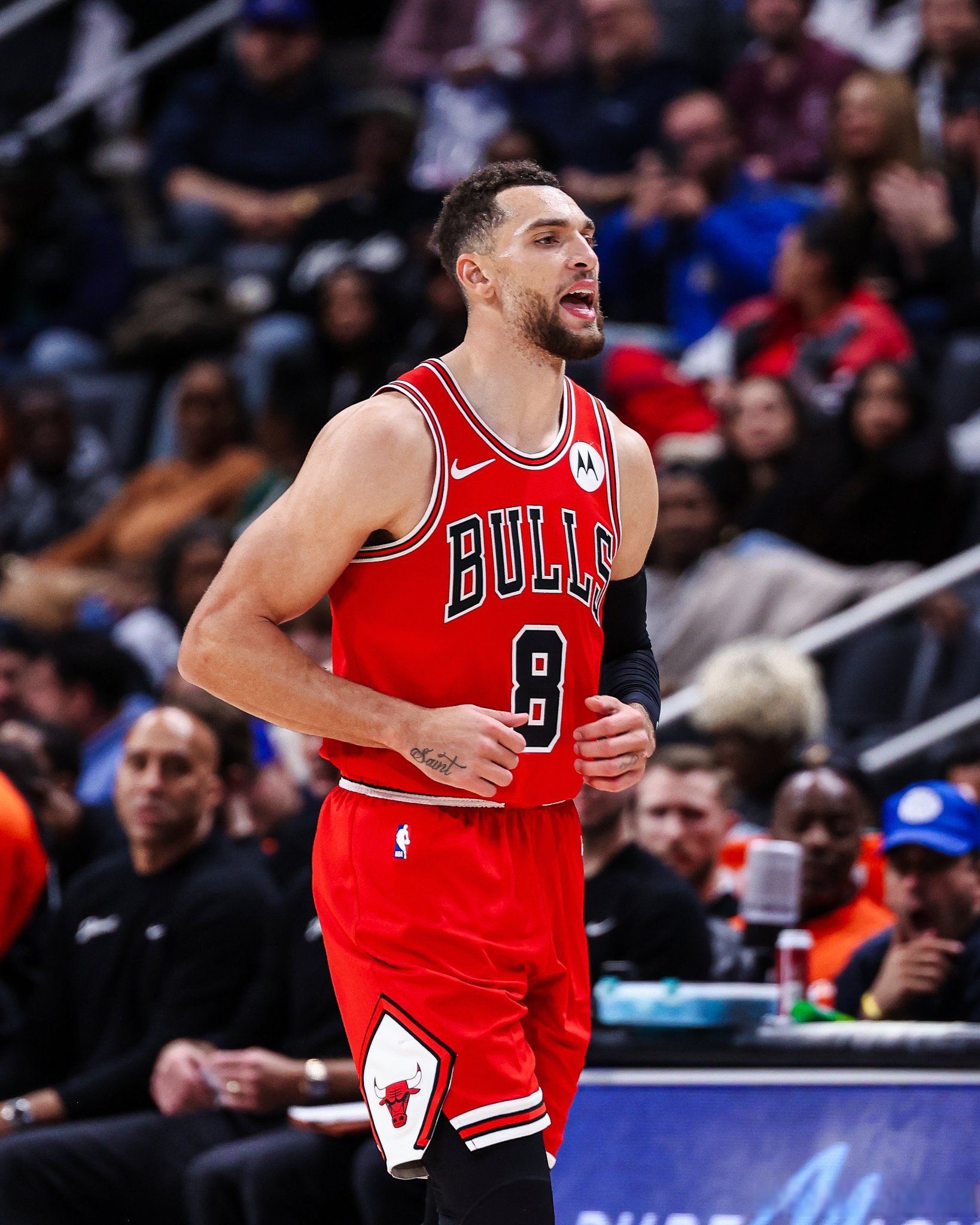 包含公牛惊险击败尼克斯，拉文绝杀时刻成为球队英雄的词条