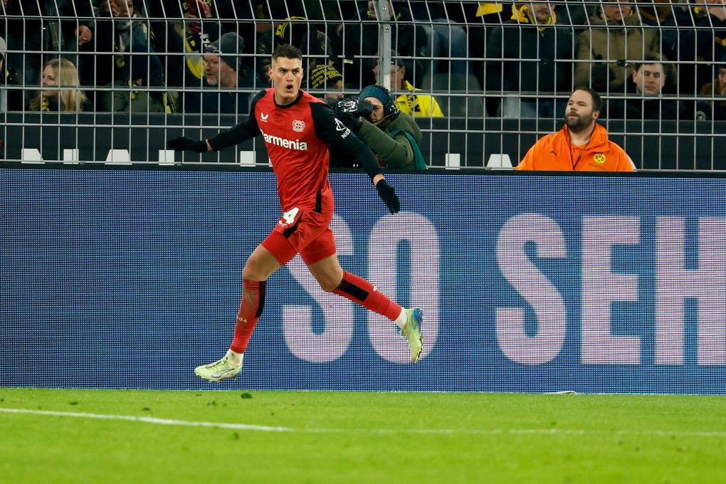 包含勒沃库森大胜弗赖堡，取得关键胜利的词条