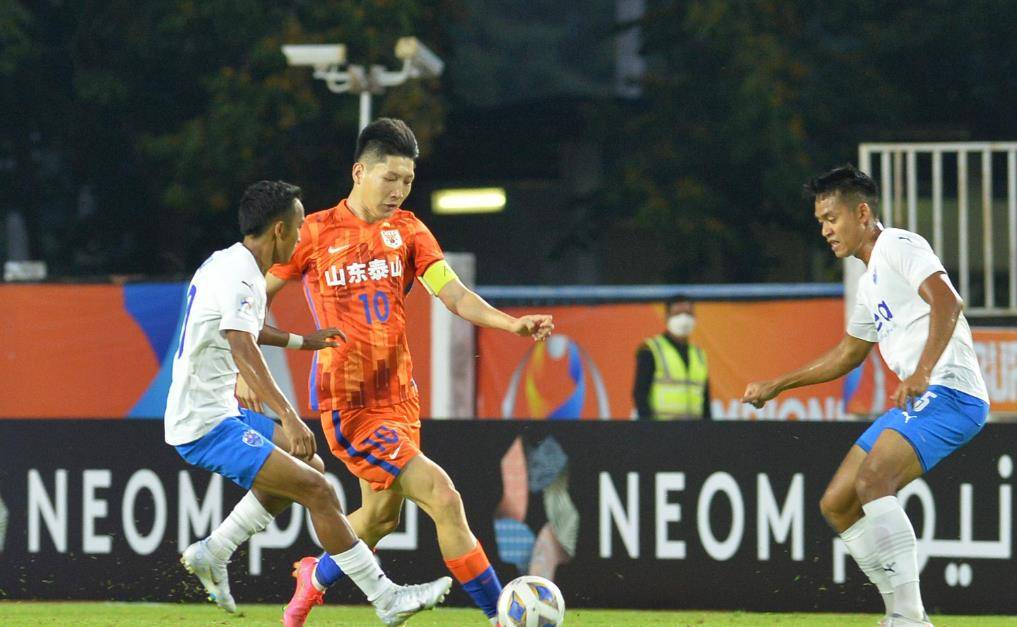 惊险比赛燃爆全场，东亚球队成功晋级