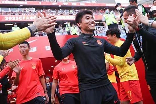 包含新疆球员代表国家队出征引发关注的词条