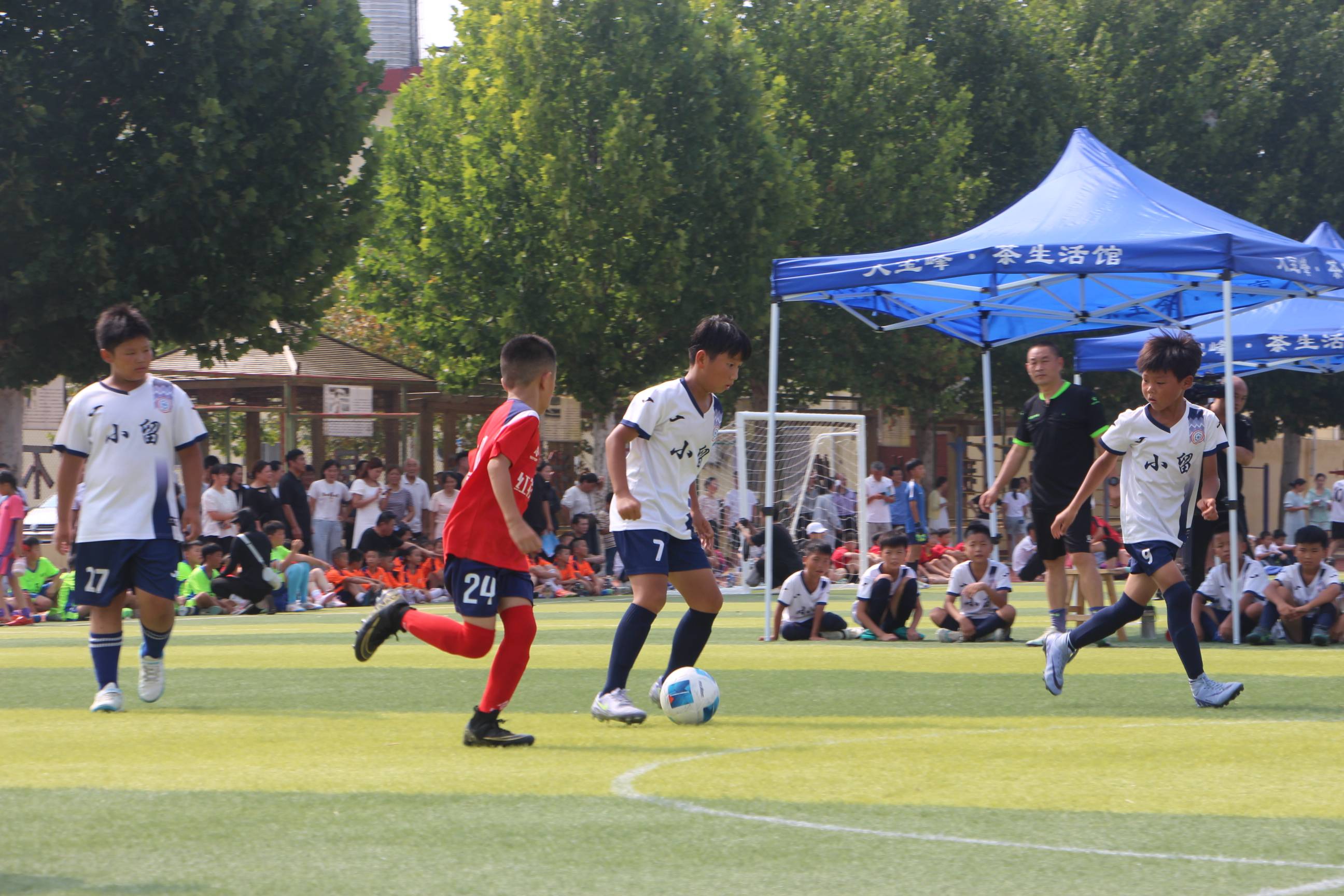 杏彩体育网页版入口-足球赛事中球员们展现出团队合作精神