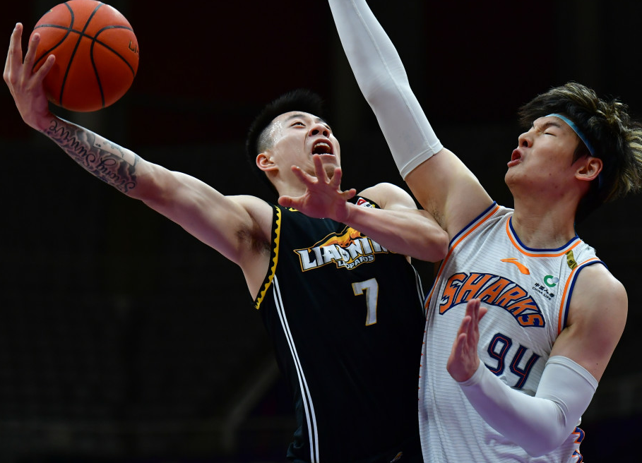 杏彩体育官网-篮球明星在职业赛事中为球队挑起大梁