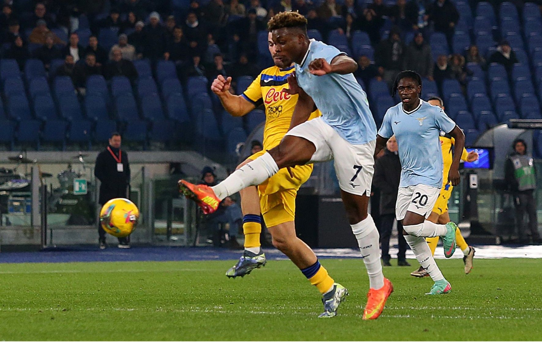 关于亚特兰大客场失利，领跑位置动摇的信息