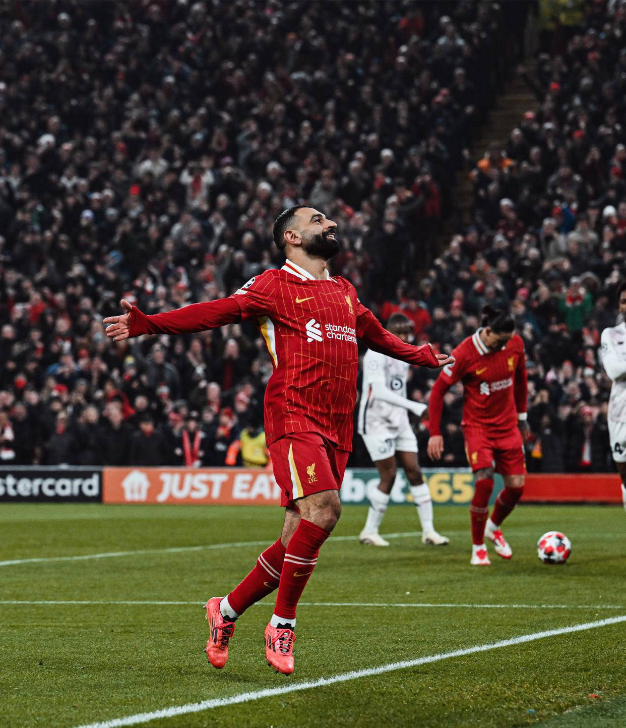 包含里尔在法甲联赛中取得胜利，排名上升的词条