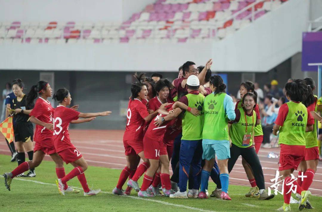 全队努力进球：女足选手瞄准对手，完成大逆转的简单介绍