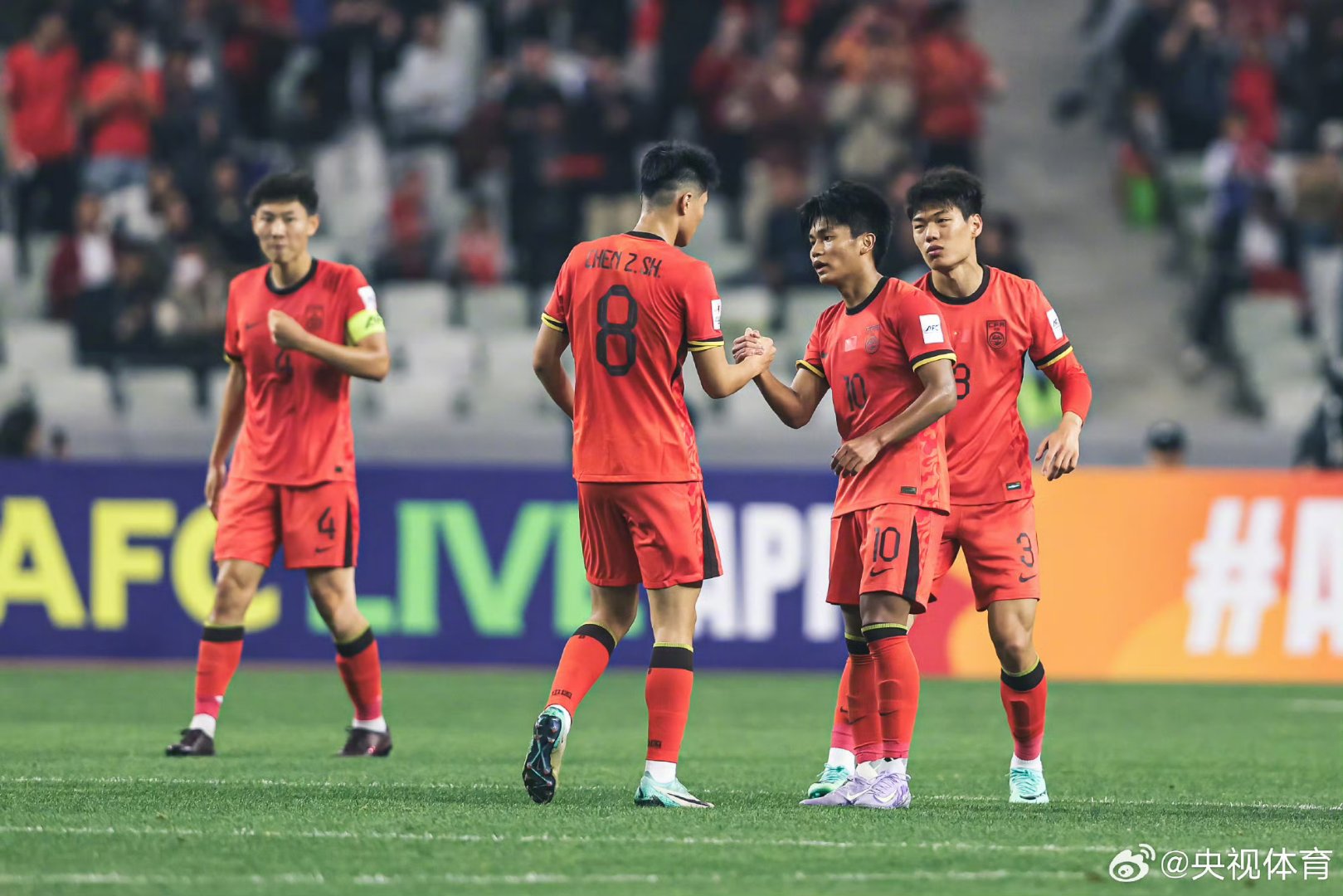 足球比赛实力横跨两队，备战冠军争夺