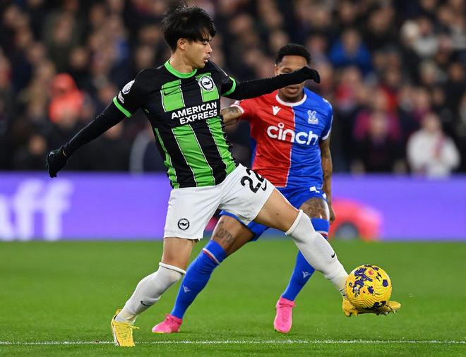 芬兰队与摩尔多瓦战平，双方握手言和的简单介绍