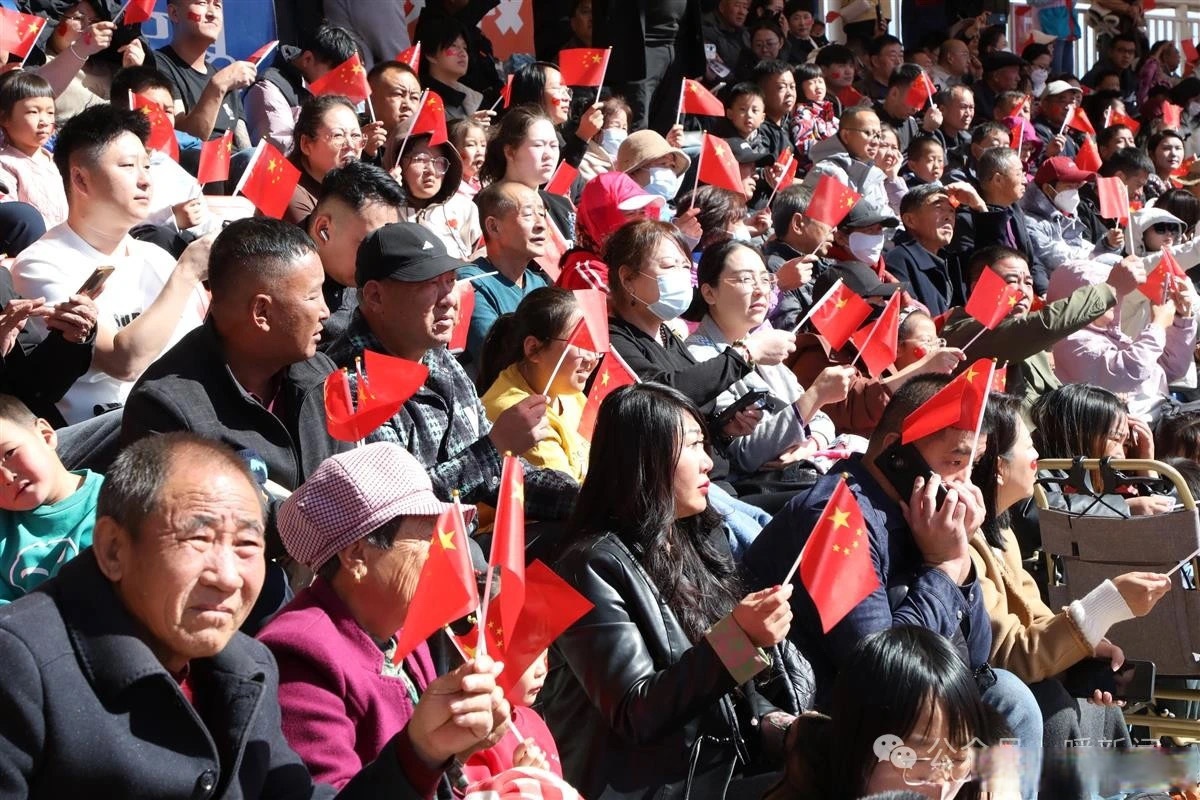 观众热情洋溢，现场氛围热火朝天