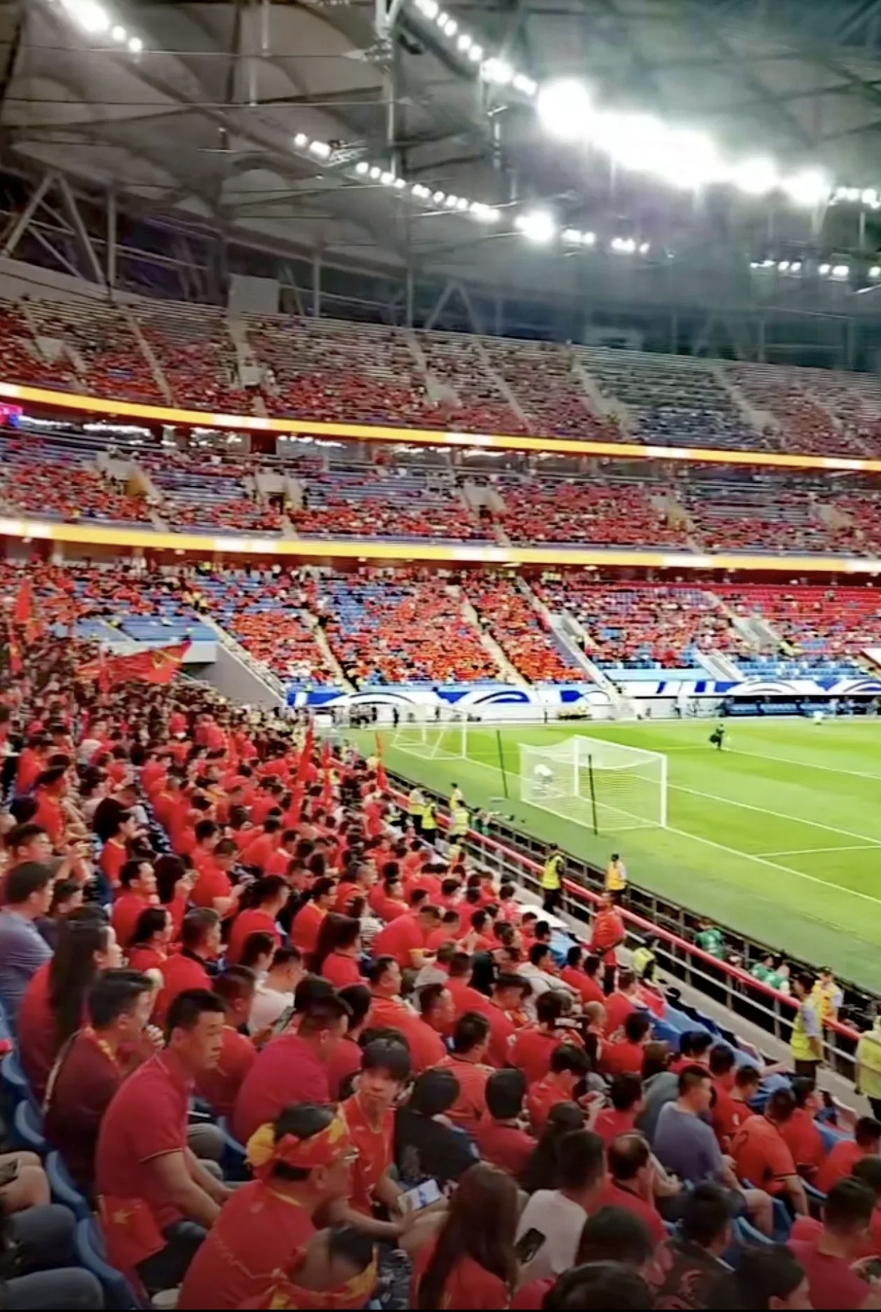 比赛中掀起人气高潮，球场氛围火热