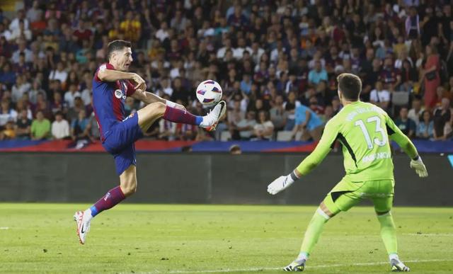 杏彩体育在线登录-包含巴萨主力中场表现低迷，面临观众质疑的词条